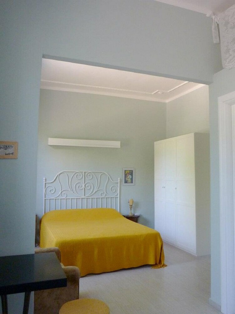 25 Rooms B&B