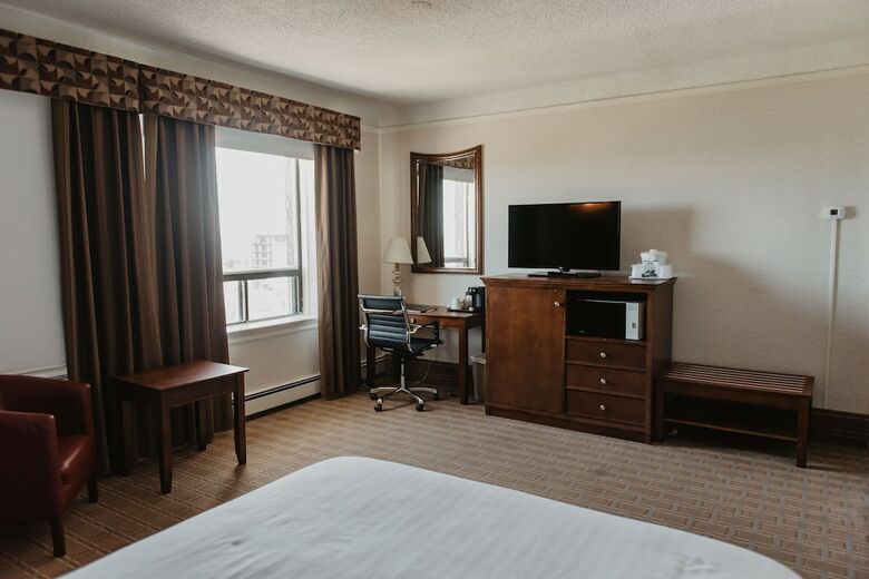 Prince Arthur Waterfront Hotel & Suites