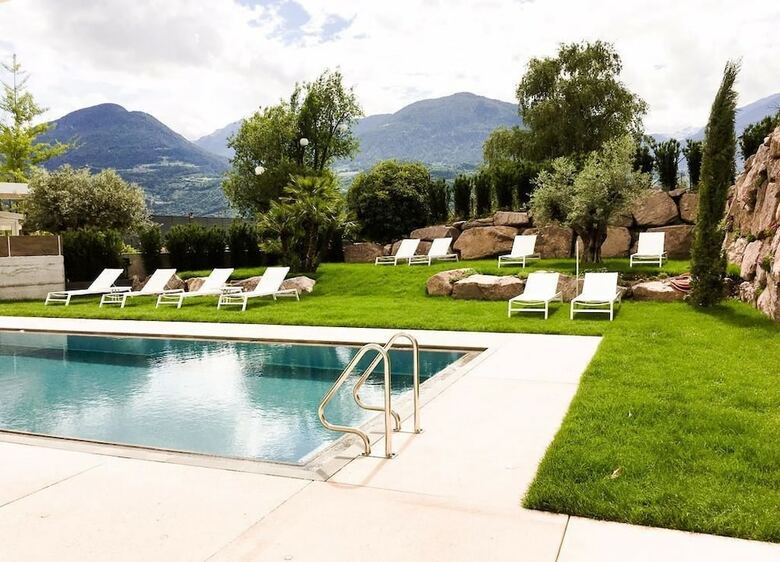 Hidalgo Suites & Restaurant
