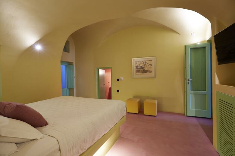 Hotel Caldera Edge Suites