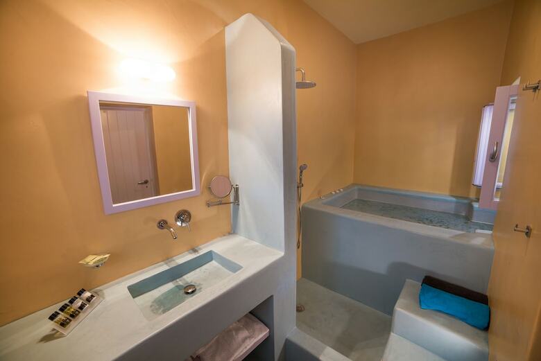Hotel Caldera Edge Suites