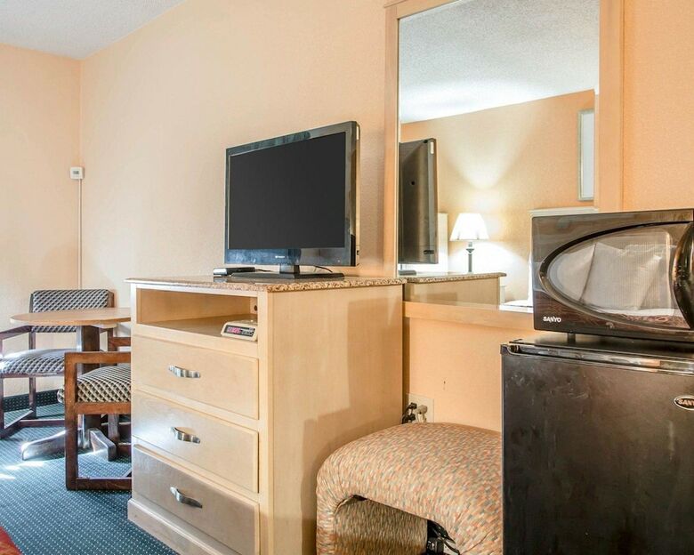 Hotel Rodeway Inn & Suites