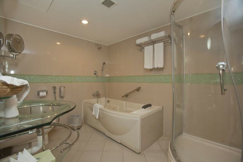 Lakeshore Hotel & Apartments