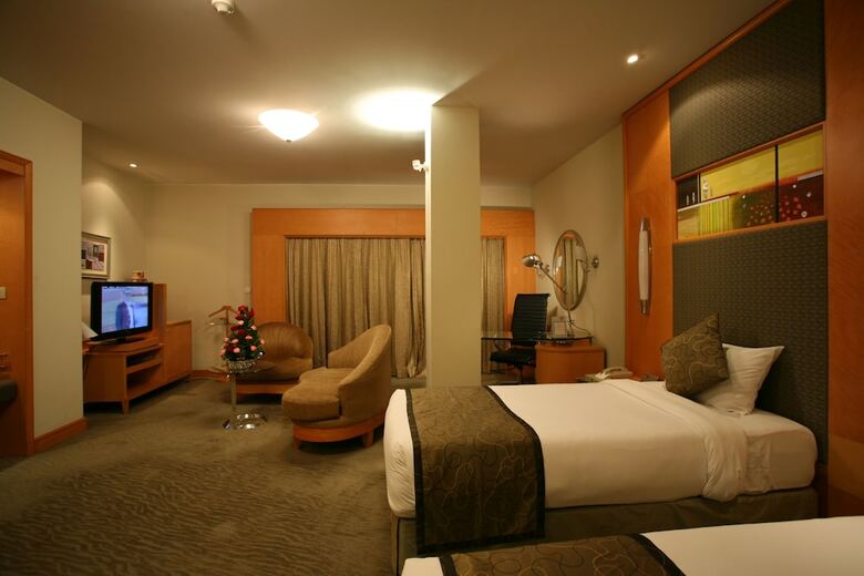 Lakeshore Hotel & Apartments