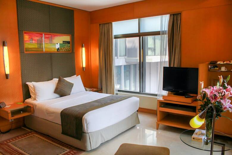Lakeshore Hotel & Apartments