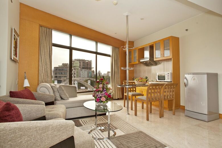 Lakeshore Hotel & Apartments