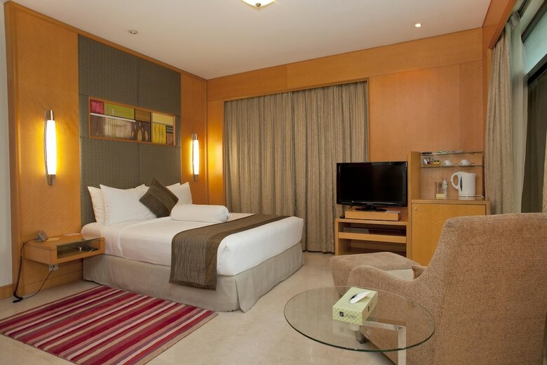 Lakeshore Hotel & Apartments