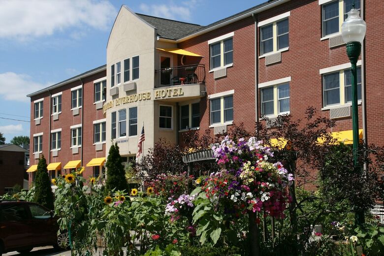 Camden Riverhouse Hotel