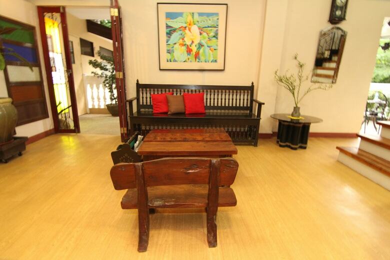 Hotel Bahay Ni Tuding Inn & Bistro