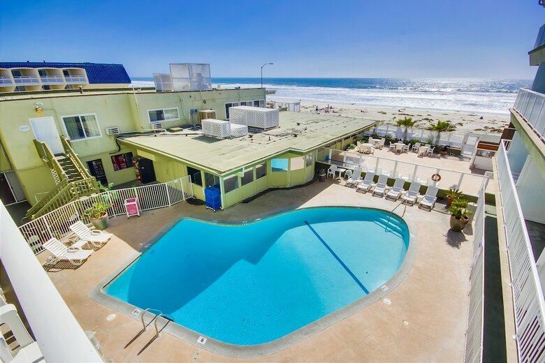 Surfer Beach Hotel