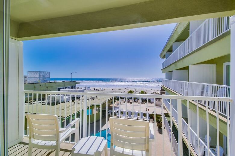 Surfer Beach Hotel