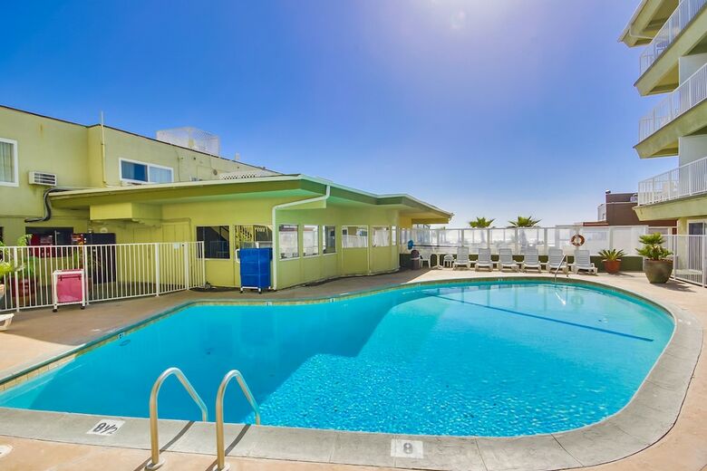 Surfer Beach Hotel