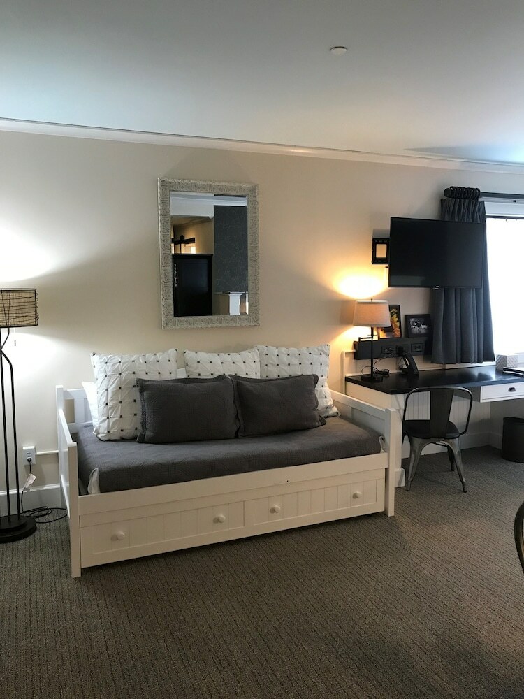 Village Hotel On Biltmore Estate