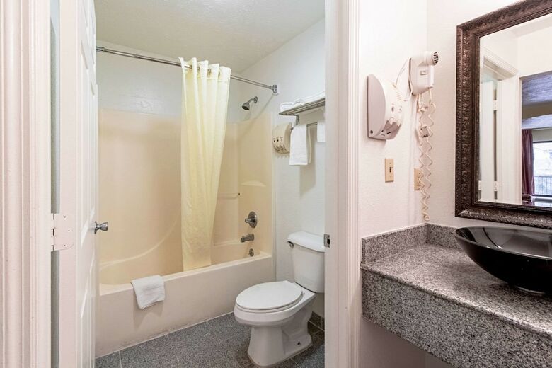 Hotel Rodeway Inn & Suites
