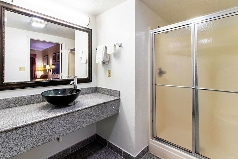 Hotel Rodeway Inn & Suites