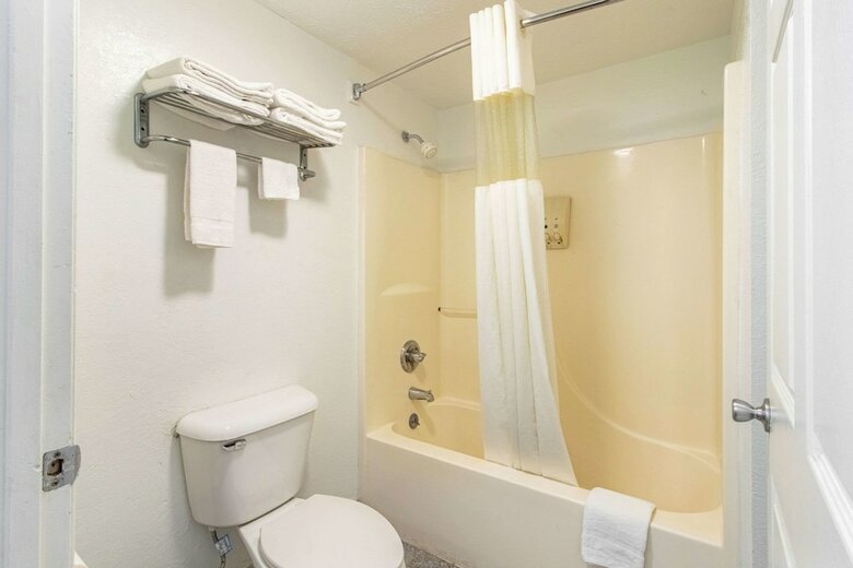 Hotel Rodeway Inn & Suites