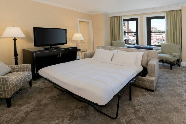 The Raphael Hotel, Autograph Collection