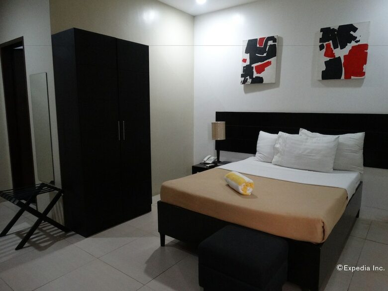 Holiday Suites Hotel & Resort