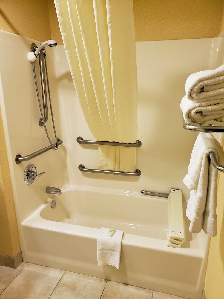 Boarders Inn & Suites By Cobblestone Hotels - Shawano