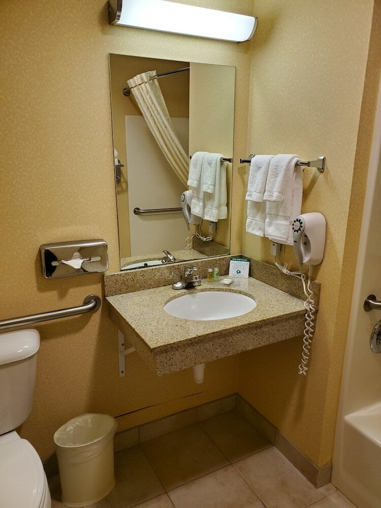 Boarders Inn & Suites By Cobblestone Hotels - Shawano