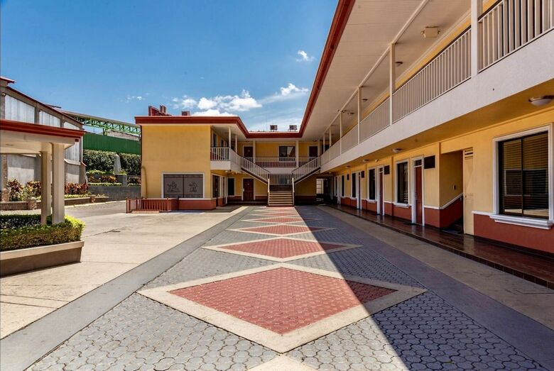 Hotel Prado Inn & Suites