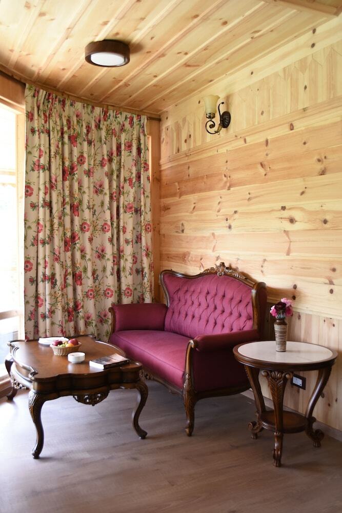 Hotel Urvashi's Retreat