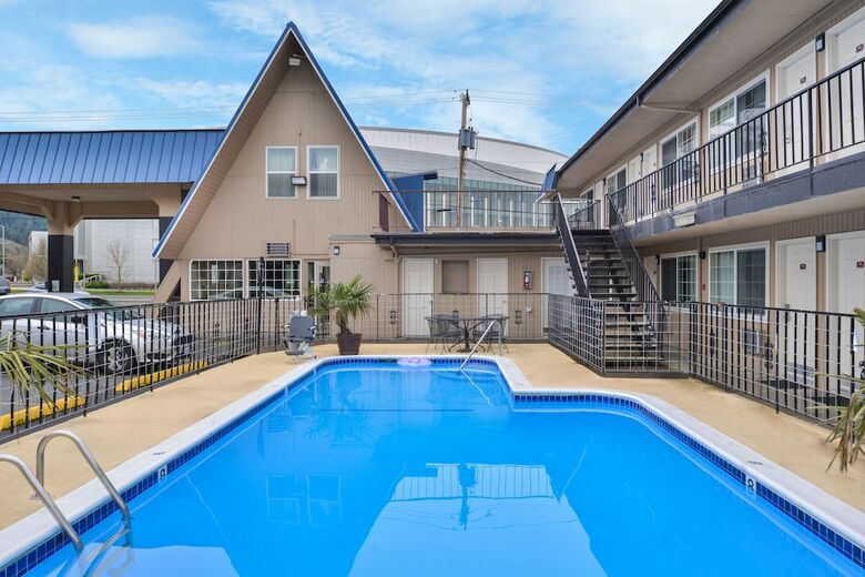 Motel University Inn & Suites