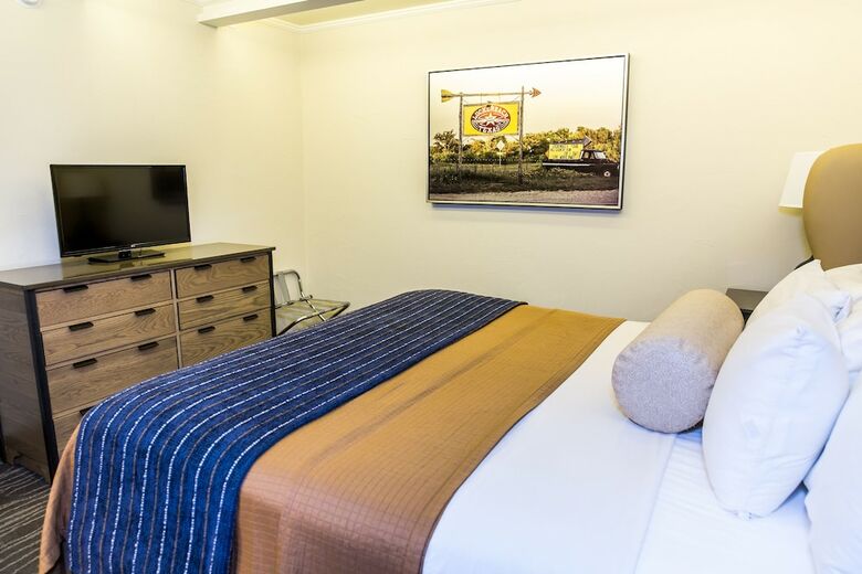 Hotel Fredericksburg Inn & Suites