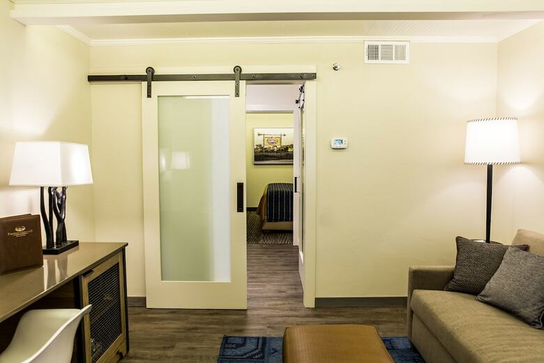 Hotel Fredericksburg Inn & Suites