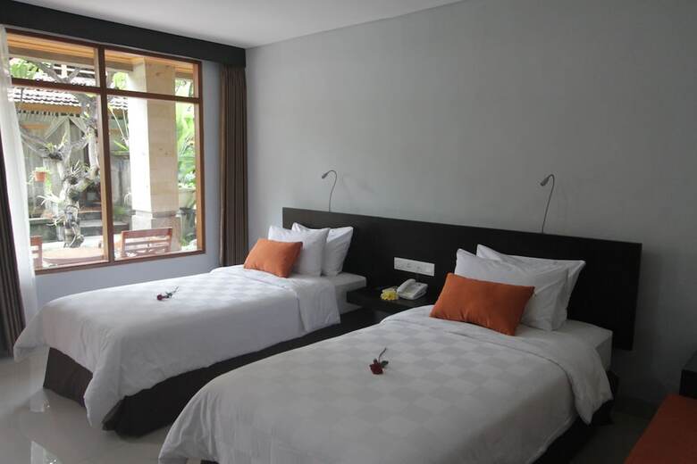 Fourteen Roses Hotel