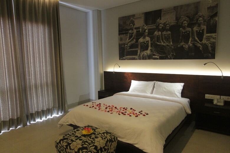 Fourteen Roses Hotel