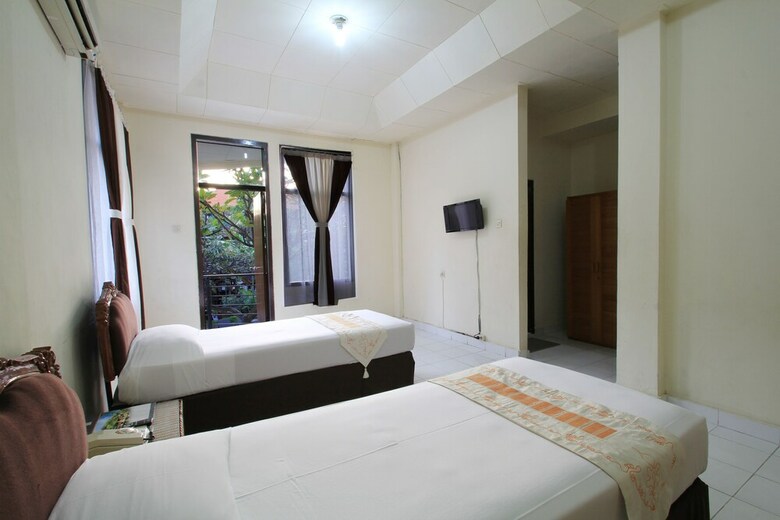 Fourteen Roses Hotel