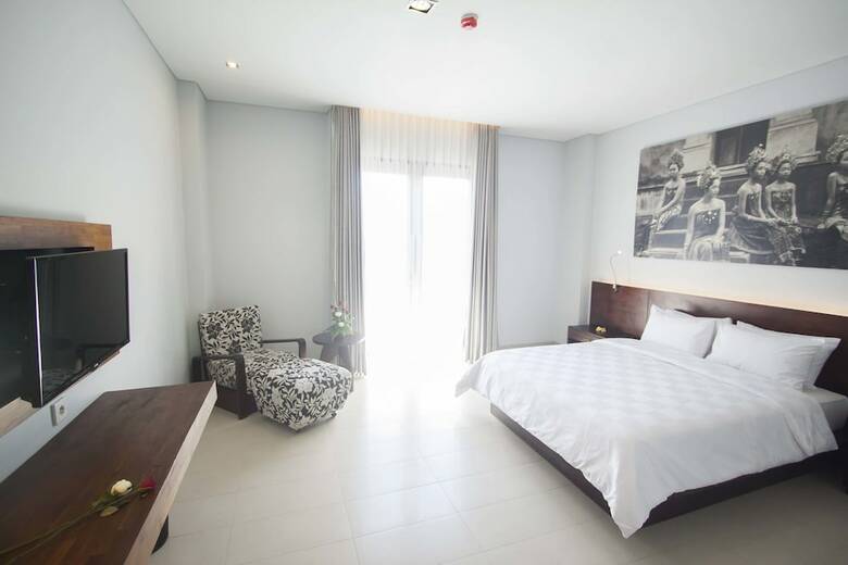 Fourteen Roses Hotel