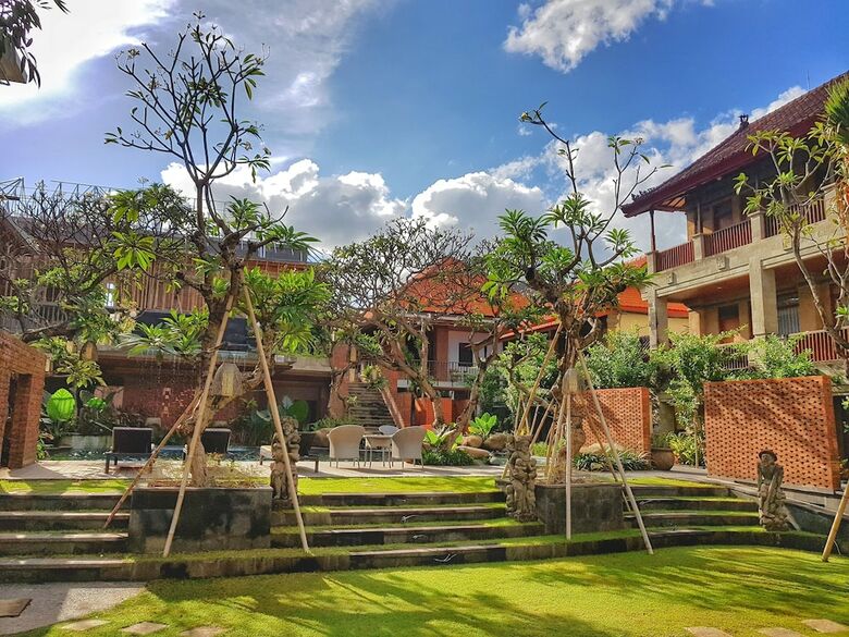 Fourteen Roses Hotel