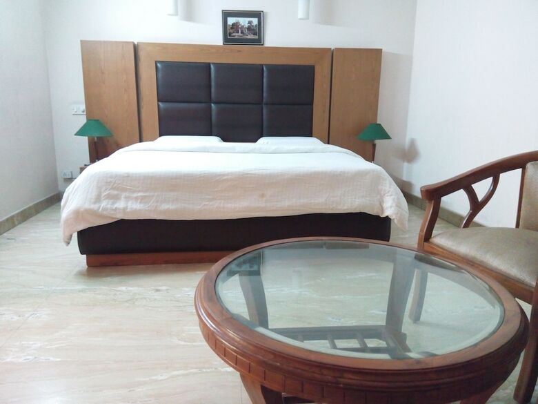 Hotel Queens Residency Gurgaon