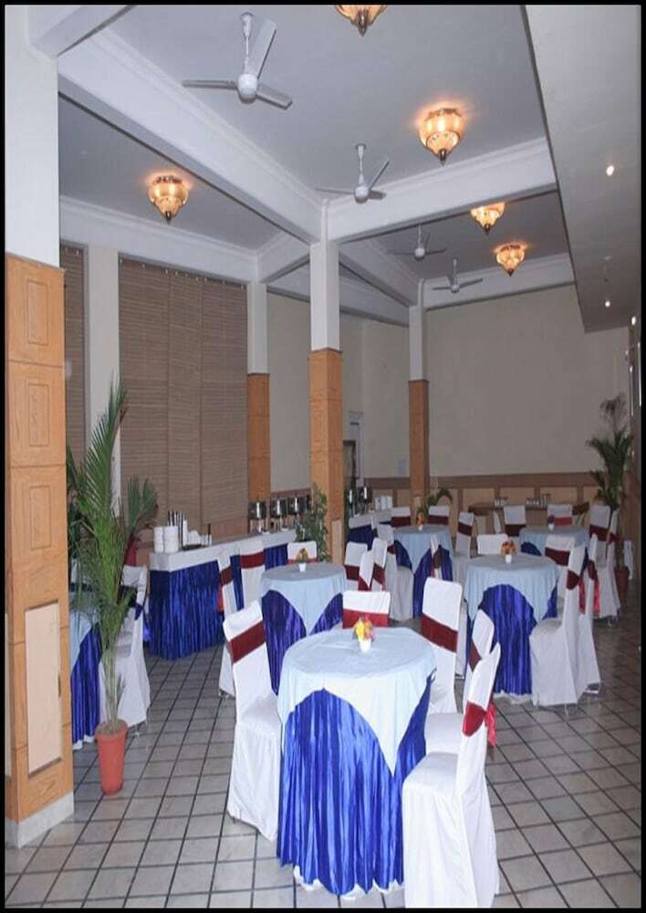 Hotel Queens Residency Gurgaon