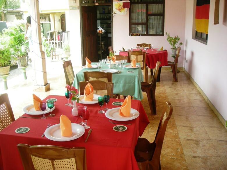 Hotel Sri Lak Inn