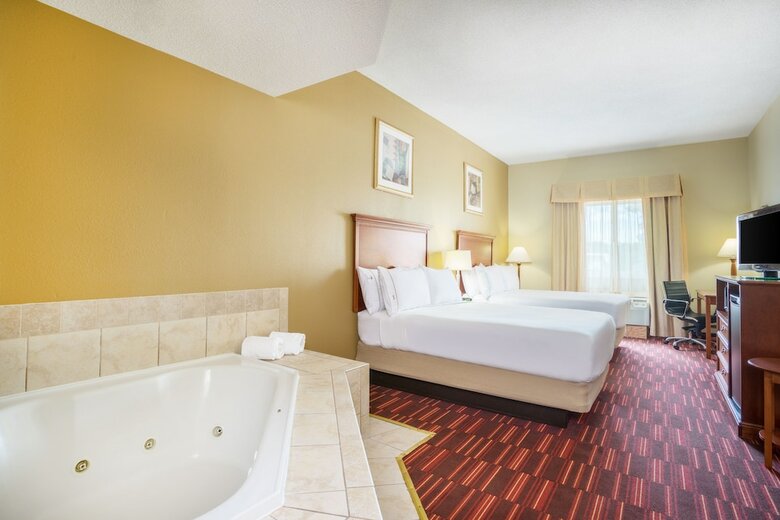 Holiday Inn Express Hotel & Suites Woodbridge