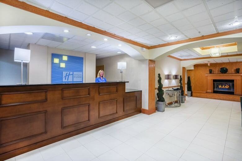 Holiday Inn Express Hotel & Suites Woodbridge