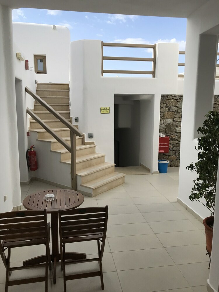 Aparthotel Lithos By Spyros & Flora