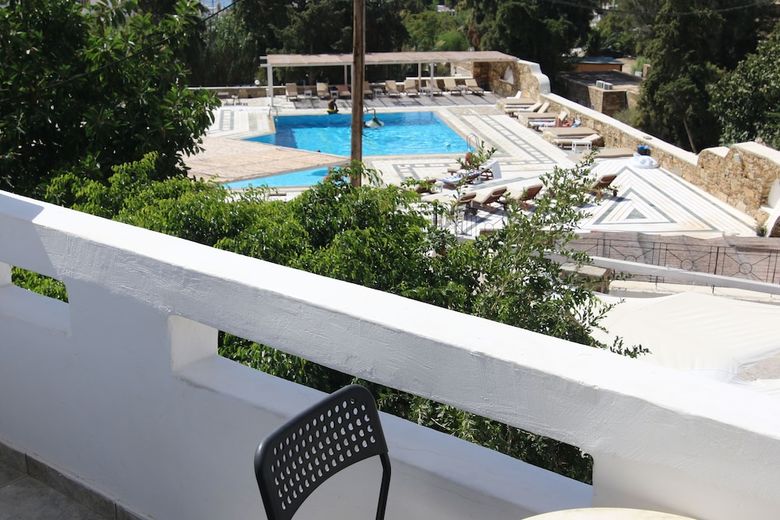 Armadoros Hotel / Ios Backpackers