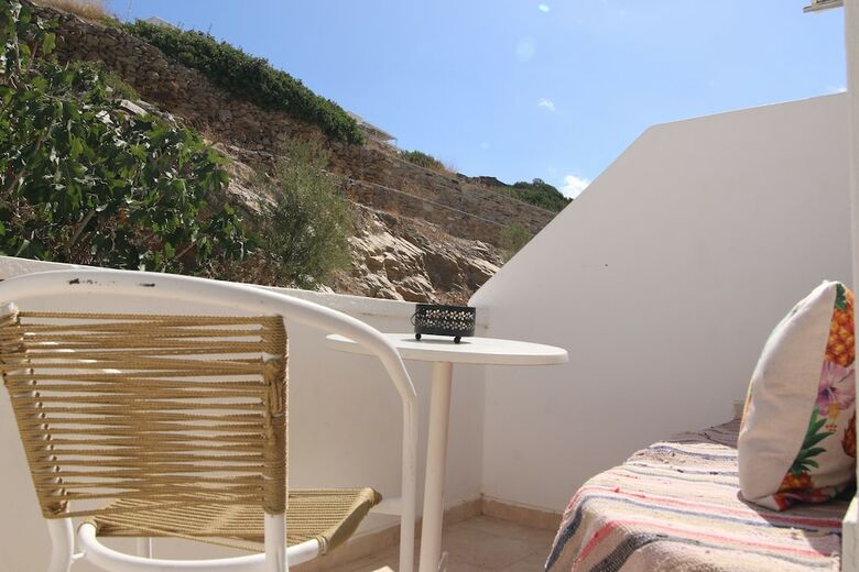 Armadoros Hotel / Ios Backpackers