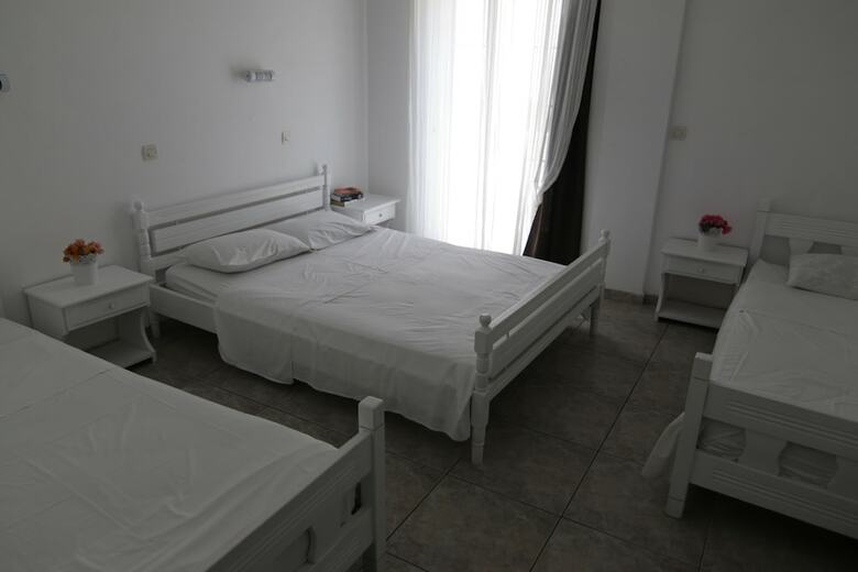 Armadoros Hotel / Ios Backpackers