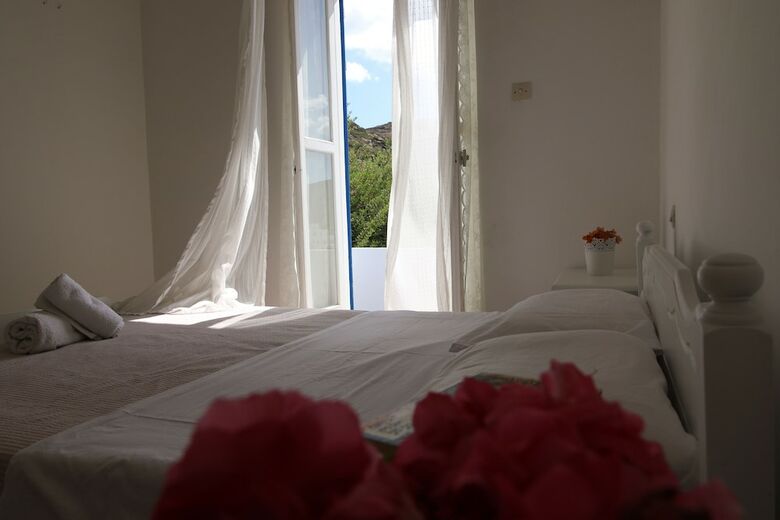 Armadoros Hotel / Ios Backpackers
