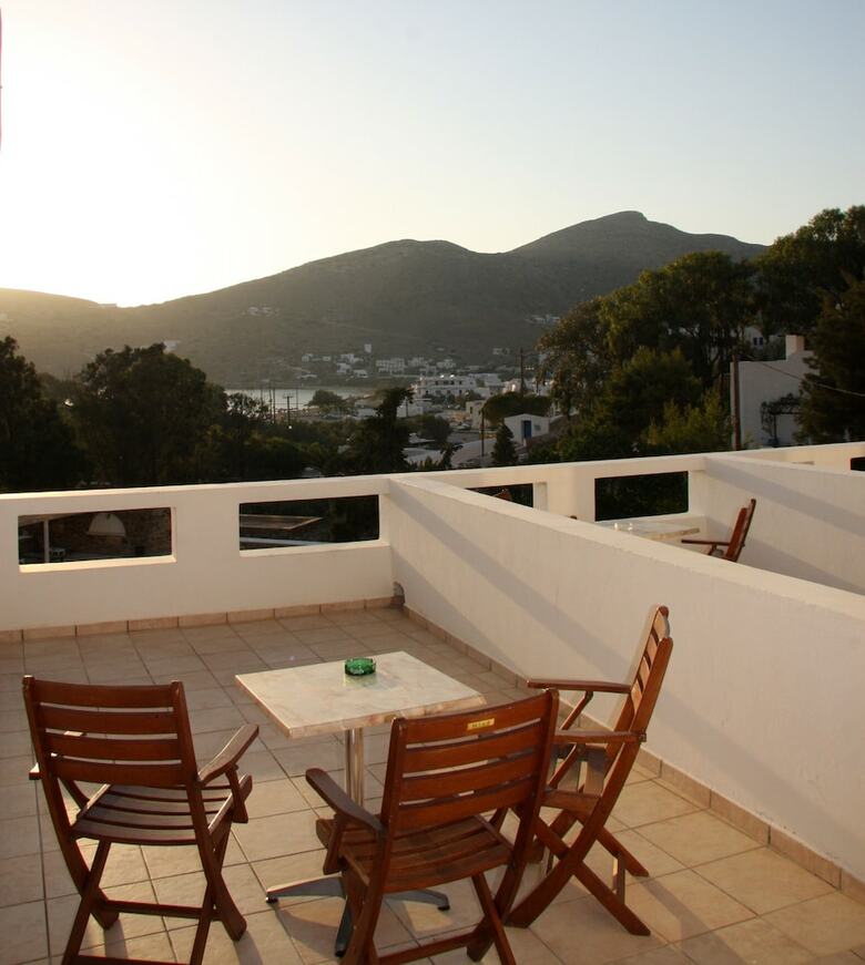 Armadoros Hotel / Ios Backpackers