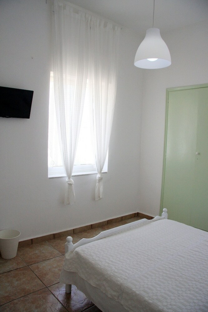 Armadoros Hotel / Ios Backpackers