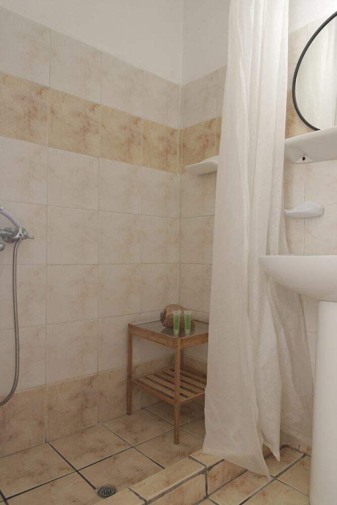 Armadoros Hotel / Ios Backpackers