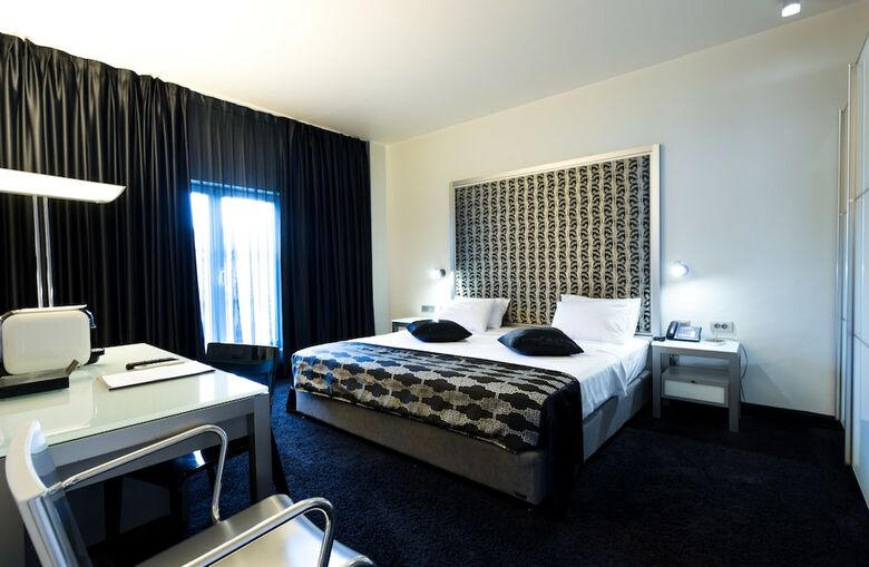 Central Hotel By Zeus International