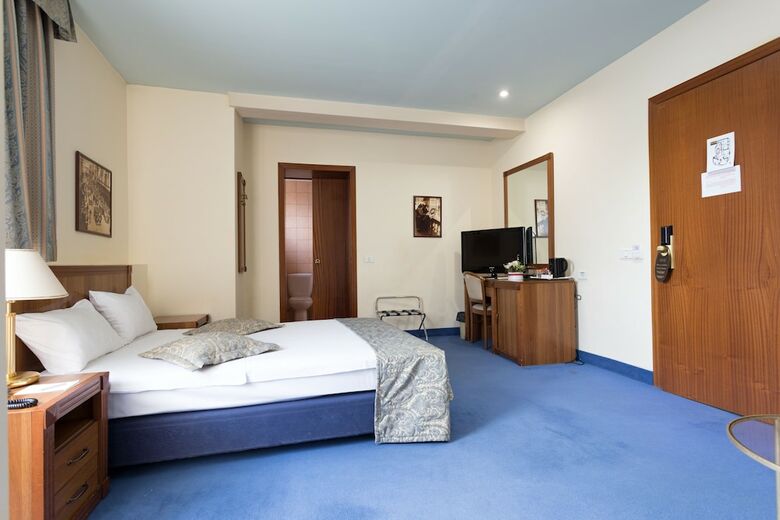 Hotel Opera By Zeus International