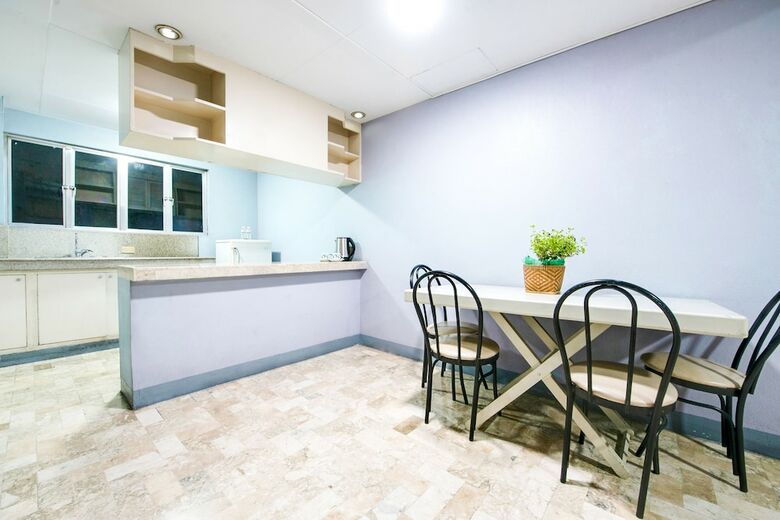 Oyo 242 Benson Apartelle